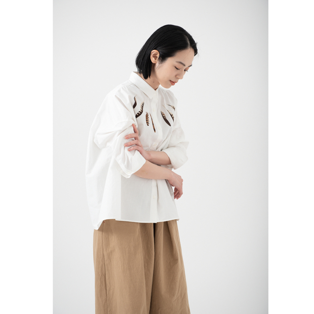 KY17-708C／ワイドシャツ[オーガニックコットン]／鷹の羽根（白）